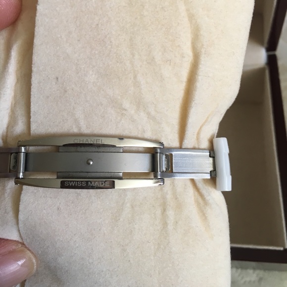 CHANEL J12 WHITE CERAMIC WATCH - Picture 6 of 8